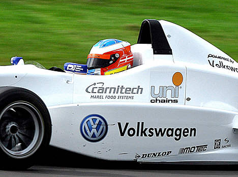Marco L. Sørensen har klaret skiftet til en single seater med vinger og down force i svingene med nordjysk overblik.